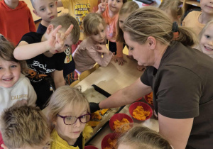 Dzieci pozują do zdjęcia