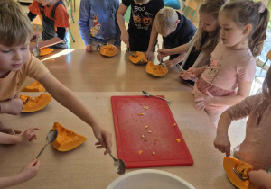 Dzieci wydrążają dynię