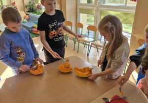 Dzieci wydrążają dynię