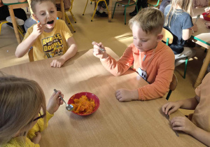 Dzieci degustują dynię