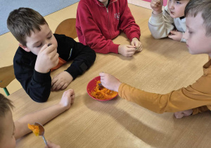 Dzieci degustują dynię