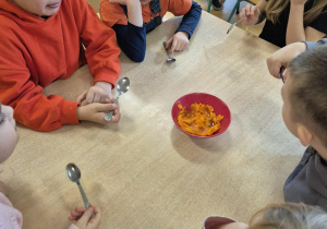 Dzieci degustują dynię