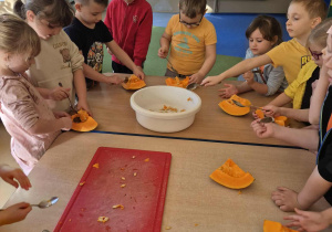 Dzieci wydrążają dynię