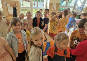 Dzieci pozują do zdjęcia