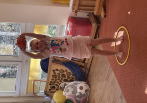 Dziecko podnosi dynię