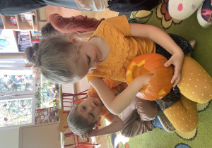 Dziewczynka dotyka dynię