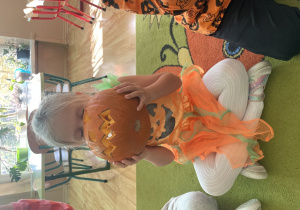 Dziewczynka wącha dynię