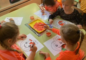 Dzieci malują dynię