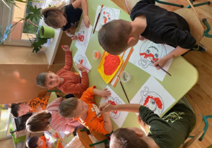 Dzieci malują dynię