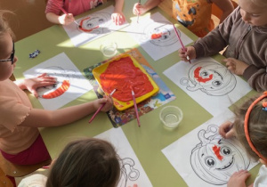 Dzieci malują dynię