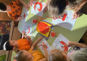 Dzieci malują dynię