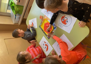 Dzieci malują dynię