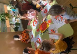 Dzieci malują dynię