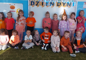 Dzieci pozują do zdjęcia