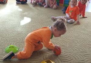 Dziewczynka toczy dynię