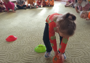 Dziewczynka toczy dynię