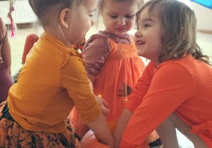 Dzieci wyciągają pestki z dyni