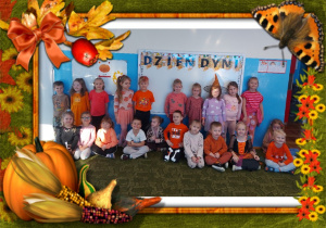 Dzieci pozują do zdjęcia