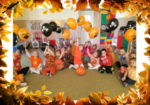 Dzieci pozują do zdjęcia trzymając balony