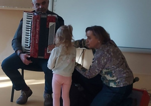 Dziewczynka ogląda akordeon