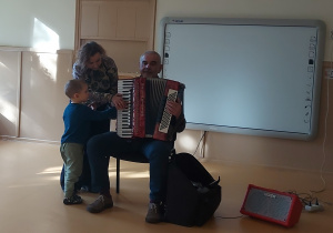 Chłopiec ogląda akordeon