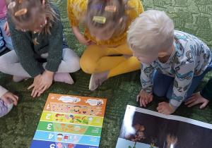 Dzieci pokazują buraka na planszy demonstracyjnej