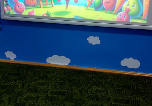 Dzieci oglądają teledysk o buraczku