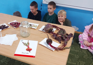 Dzieci przygotowują zakwas z buraka