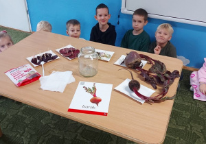 Dzieci przygotowują zakwas z buraka