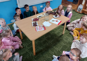 Dzieci przygotowują zakwas z buraka