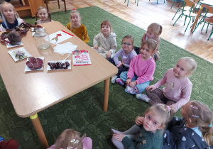 Dzieci przygotowują zakwas z buraka