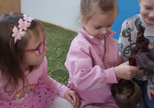 Dzieci podają sobie buraka