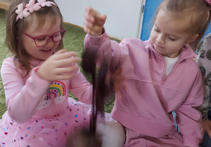 Dzieci podają sobie buraka