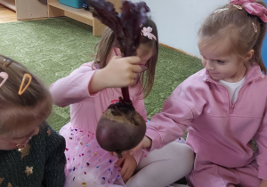 Dzieci podają sobie buraka