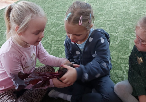 Dzieci oglądają buraka