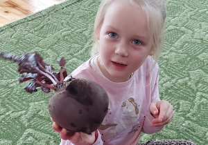 Dziewczynka trzyma buraczka