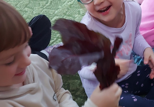 Dzieci podają sobie buraka