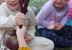 Dzieci podają sobie buraka