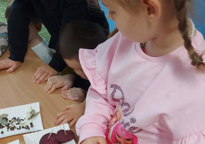 Dziewczynka wkłada plaster buraka do słoika