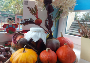 Zakwas z buraków w słoiku wśród poukładanych dyń