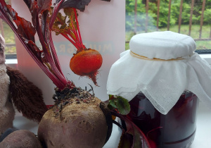 Zrobiony zakwas z buraków w słoiku