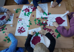 Dzieci wyklejają kontur buraka bibułą