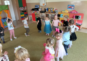 Dzieci bawią się z okazji Dnia Postaci z Bajek