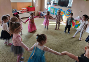 Dzieci bawią się z okazji Dnia Postaci z Bajek