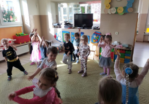 Dzieci bawią się z okazji Dnia Postaci z Bajek