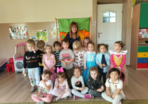 Dzieci pozują do zdjęcia