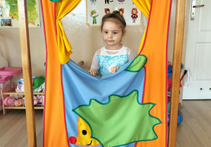 Dziewczynka pozuje do zdjęcia