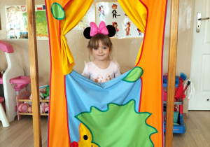 Dziewczynka pozuje do zdjęcia