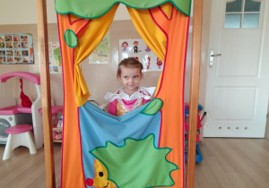 Dziewczynka pozuje do zdjęcia