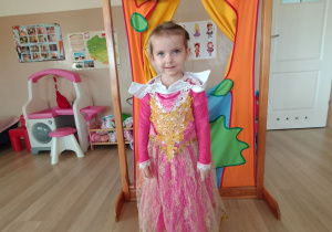 Dziewczynka pozuje do zdjęcia